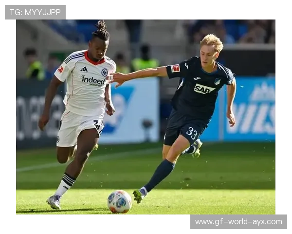 弗拉滕突破三人后起脚得分，那不勒斯攻势连绵不断：城市热情与蓝潮体育的共同见证